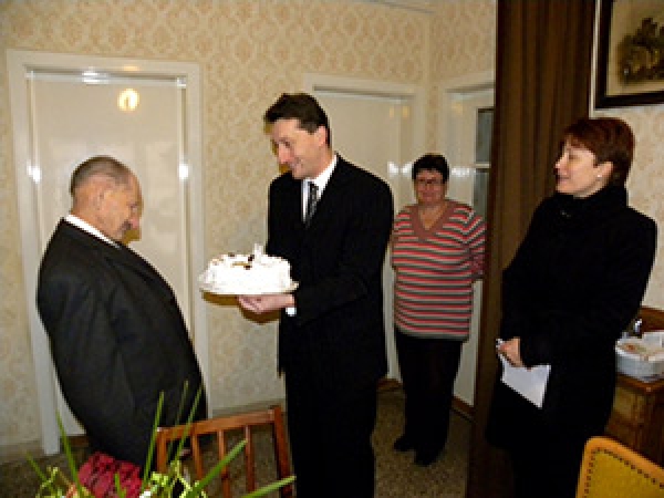 Laki Lajost köszönti Sipos Balázs polgármester